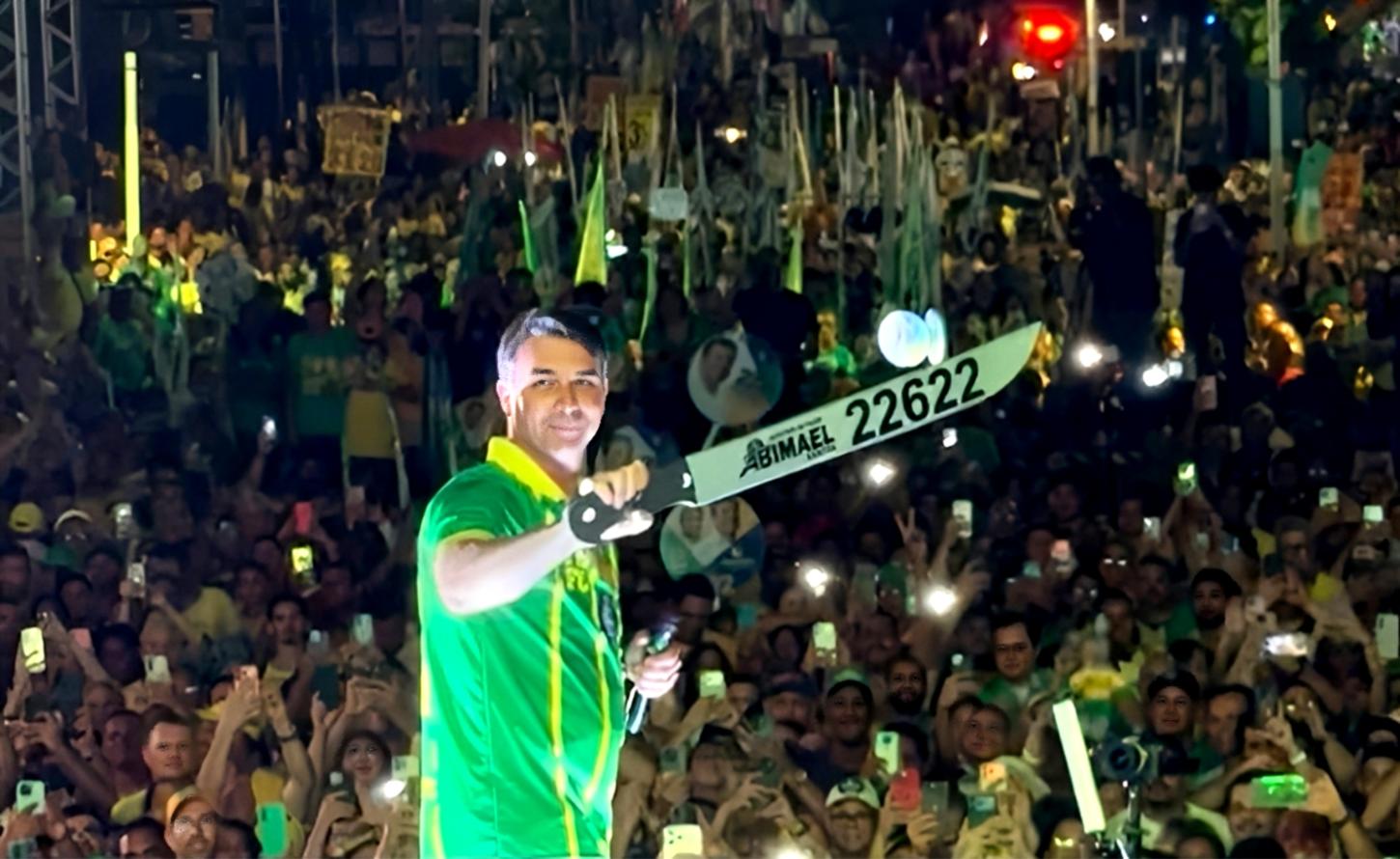 Facão do Deputado Abimael Santos é usado por Flávio Bolsonaro