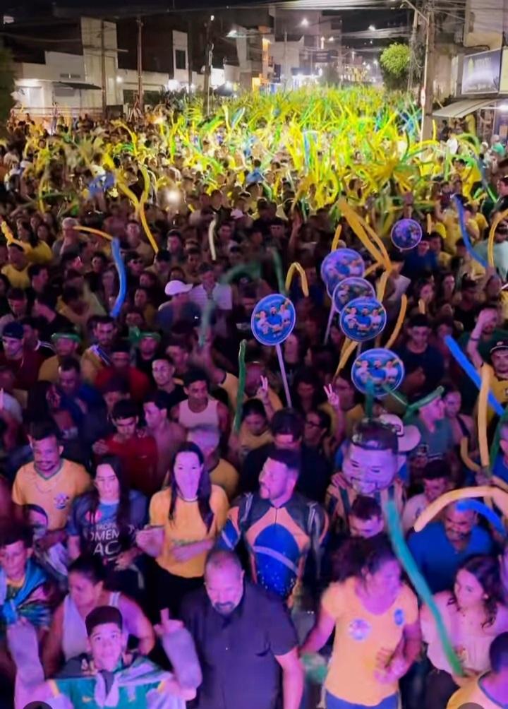 Multidão nas Ruas de Toritama