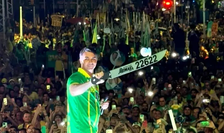 Facão do Deputado Abimael Santos é usado por Flávio Bolsonaro